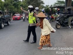 Polisi Cantik Di Mojokerto Bantu Sebrangkan Nenek – Nenek Demi Keselamatan