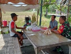 Perluas Jaring Teritorial,Babinsa Koramil 12 Kesamben Berkomunikasi Dengan Warga Di Warung Es Tebu