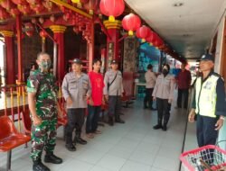Babinsa 04 Gudo dan Babinkamtibmas Kawal perayaan Tahun Baru Imlek tahun 2023 di Klenteng Hong Sang Kiong Gudo