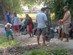 Sembari Manfaatkan Waktu Istirahat Kerja Bakti, Babinsa Koramil 0814/16 Bareng Komsos dengan Warga