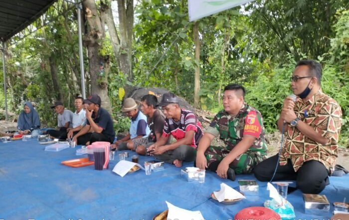 Babinsa Koramil 0814-02 Diwek, Hadiri Tradisi Sedekah Bumi Bersama Warga