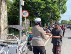 Bagikan Nasi Bungkus Kepada Abang Becak, Bentuk Peduli Masyarakat Oleh Polisi Jombang