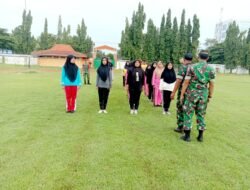 Anggota Koramil 01 Kota Jombang Latih Peraturan Baris Berbaris Bentuk Karakter Murid SMK Dwija bakti