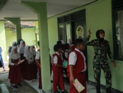 Tumbuhkan Cinta Tanah Air Babinsa Koramil Dlanggu Bekali Wasbang Puluhan Pelajar SD