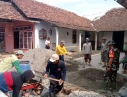 Gotong Royong Babinsa Plabuhan Dengan Masyarakat Dalam Membantu Warga Bangun Rumah
