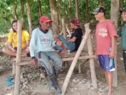 Dekat Dengan Rakyat, Babinsa Keboan Ajak Warganya Ngopi Di Warung Desa Binaan