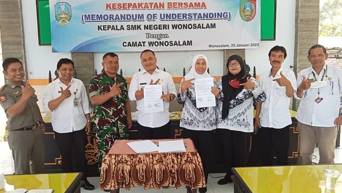 Kepala Sekolah Dan Camat Wonosalam Tandatangani MOU Kerja Sama Penertiban Anak Sekolah