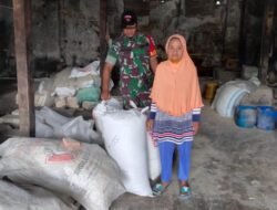 Pantau Ketersediaan Pangan,Babinsa Jombok Koramil 0814/12 Kesamben Sambangi Penggilingan Padi