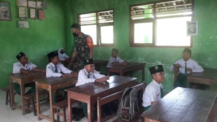 Serda Rikzal Khaharudin Berikan Wawasan Kebangsaan Kepada Siswa Madrasah Ibtidaiyah Negeri Tondowulan