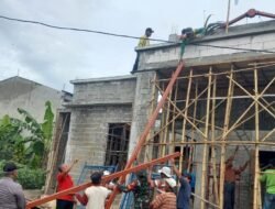 Kebersamaan Babinsa Koramil 0814-05/ Perak Di Tengah-tengah Masyarakat Dalam Pembangunan Musholla