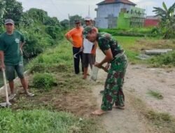Kelurahan Jombatan Anggota Koramil 0814/01 Kota Jombang Bersama Masyarakat Bergotong royong Dengan Semangat