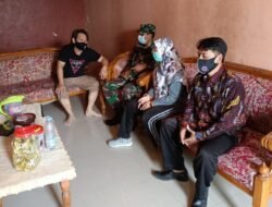 Bersama Perangkat Desa Babinsa Koramil 0814/05 Perak Melaksanakan Komsos Kerumah Tokoh Masyarakat