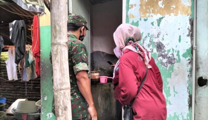 Serka Yusron Bersama Ibu Kader PKK dan Petugas Puskesmas Kesamben Lakukan Pemeriksaan Jentik Nyamuk