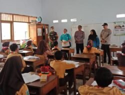 Tanamkan Rasa Cinta Tanah Air, Babinsa Koramil 0814/16 Bareng bersama Babinkamtibmas Berikan Materi Wasbang kepada Siswa SD