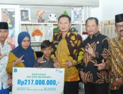 Pak Yes Serahkan Santunan Jaminan Kematian Pada Keluarga Nelayan Yang Terkena Musibah
