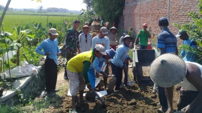 Kekompakan Babinsa Jatibanjar Bantu Warga Perbaiki Jalan Menuju TPU