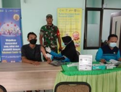 Babinsa Koramil 0814/12 Kesamben Dampingi Kegiatan Vaksin Booster di Puskesmas Kesamben