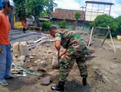 Membangun Keakraban Dengan Warganya,babinsa 0814/07 Kabuh Bantu Perbaikan TK Desa Mangunan