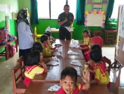 Edukasi Pembiasaan Baik Kepada Siswa Siswi PAUD Desa Pagerwojo Dari Anggota Koramil 0814-05/ Perak