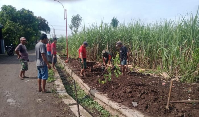 Babinsa Koramil 0814-10/Mojoagung Melaksanakan Karya Bakti Pembenahan Saluran Irigasi
