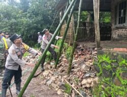 Gerak Cepat Polisi Bawean Bersama Forkopimcam Sangkapura Bantu Korban Tanah Longsor