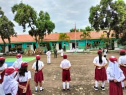Tumbuhkan Cinta Tanah Air, Babinsa Koramil Jajaran Kodim Mojokerto Pimpin Upacara Di Sekolah