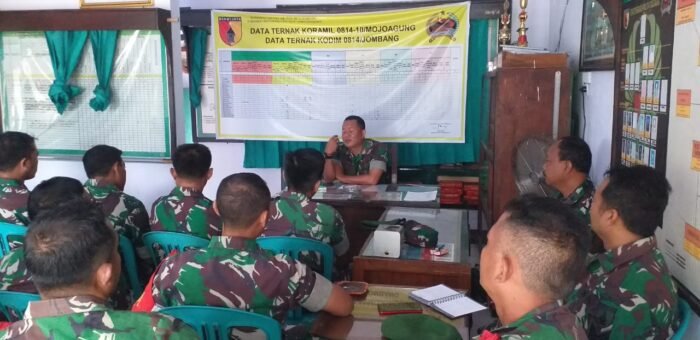 Ingatkan Tugas dan Fungsi Para Babinsa, Pjs Danramil 0814-10/Mojoagung Lettu Arh Hery S Berikan Jam Komandan