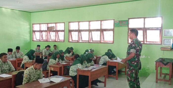 Sambang Sekolah, Babinsa Keboan Berikan Bekal Wawasan Kebangsaan