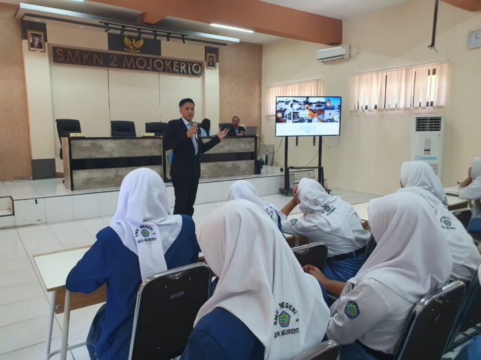 Berbagi Informasi dan Pembekalan Di SMKN 2 Mojokerto
