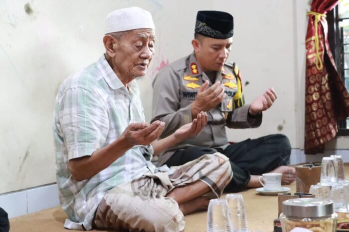 Pererat Sinergi Polri bersama Tokoh Agama, Kapolresta Mojokerto Silaturahmi ke K.H Chusaini