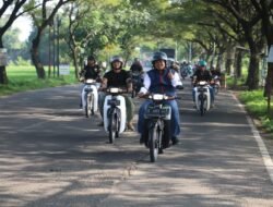 Kapolres Mojokerto patroli tempat wisata sekaligus nostalgia dengan motor tua.