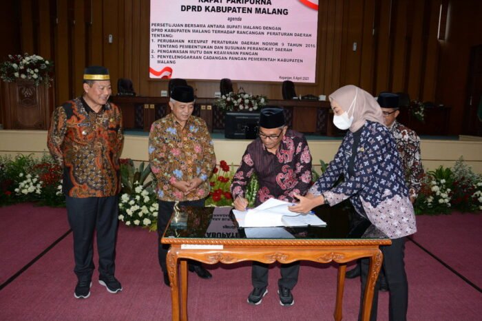 Rapat Paripurna DPRD Kabupaten Malang Dalam Persetujuan Bersama Bupati Malang Terhadap Perubahan Raperda