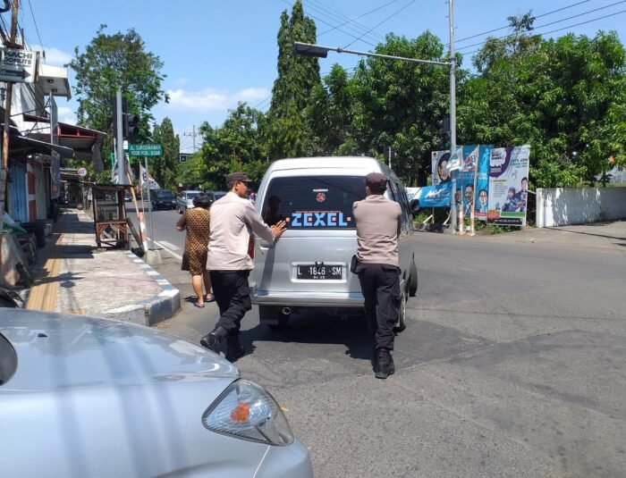 Aksi Sigap Personel Polsek Prajuritkulon Polresta Mojokerto Dorong Mobil Mogok Pemudik