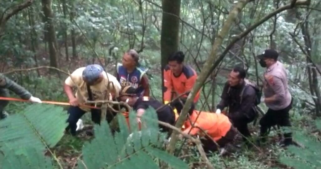 Koper Berisikan Mayat Mahasiswi Asal Surabaya di Buang Jalur pacet Arah Cangar Mojokerto