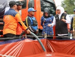 Gerak Cepat Tangani Bencana Kekeringan , Bupati Ikfina Dampingi Gubernur Khofifah Pastikan Distribusi Air Bersih Berjalan Lancar