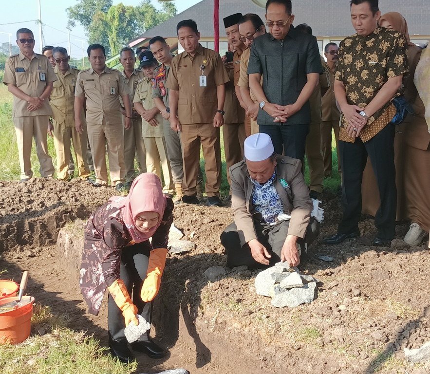 Diawali Dengan Istighosah, Ning Ita Lakukan Peletakan Batu Pertama Pembangunan Proyek TBM Kota Mojokerto