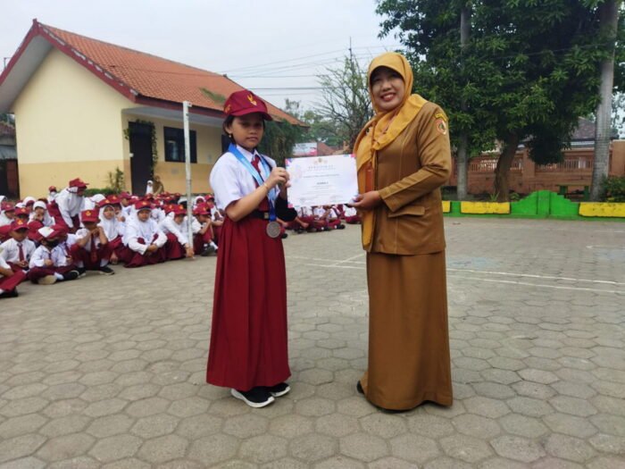 Kasek SDN Mlaten Berikan Apresiasi Atas Kemenangan Khaira Dalam Lomba Silat Solo Kreasi se-kabupaten Mojokerto