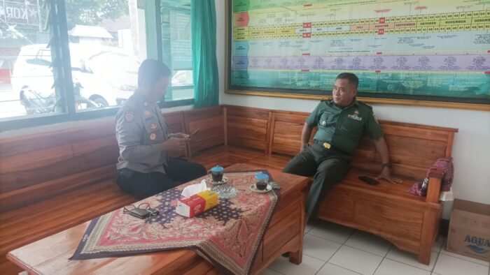Mantapkan Soliditas, Danramil 0814-17/Wonosalam Komsos Bersama Kapolsek
