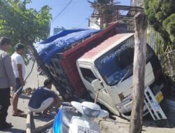 Unit Laka Polres Blitar Kota Datangi TKP Dump Pengakut Tanah Tabrak Pagar Rumah Warga Blitar