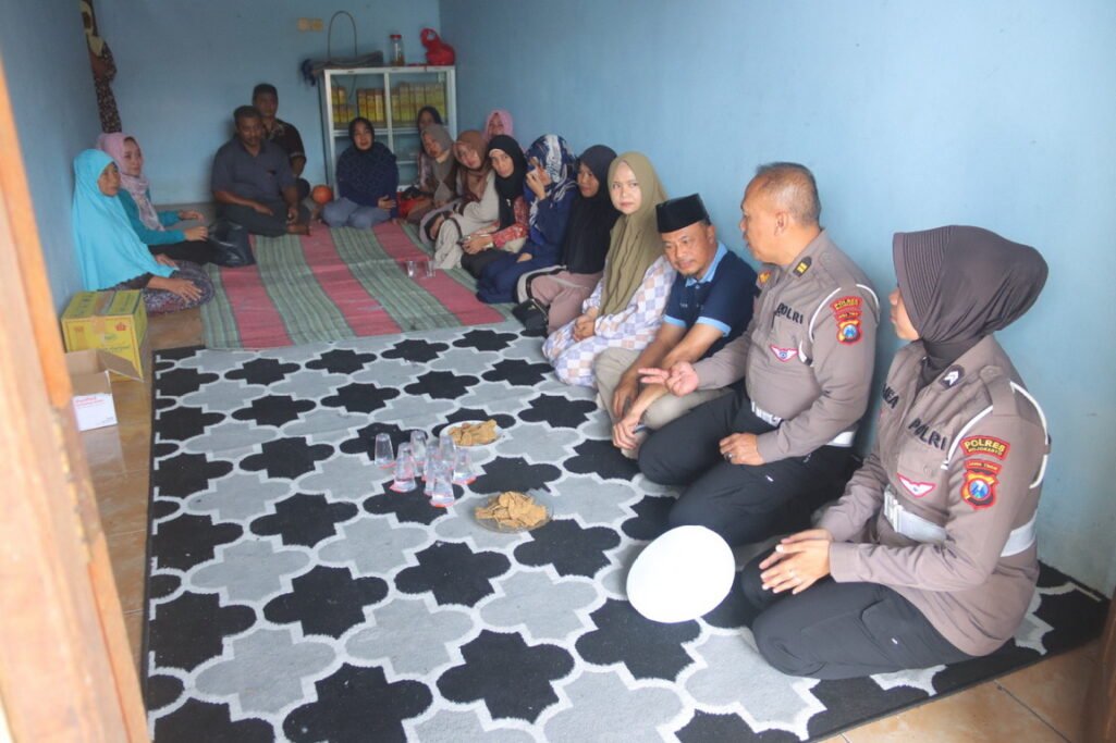 Polres Mojokerto Beri Santunan Keluarga Korban Kecelakaan Saat Ada Karnaval di Pacet