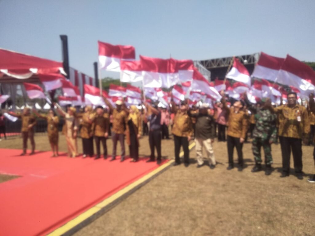 Bersama Bupati, JPM Kabupaten Mojokerto Kibarkan 10 Ribu Bendera