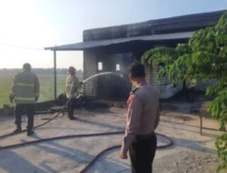 Di Duga Akibat Hubungan Arus Pendek, Warung Soto Tak Berpenghuni Terbakar.