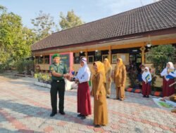 Babinsa Mojoanyar Pimpin Upacara Bendera SDN 2 Jabon