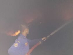 Kerahkan 8 Mobil Damkar, Atasi Kebakaran TPA Randegan Kota Mojokerto 