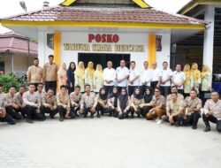 Puluhan Orang Tua Hebat Menjalani Wisuda di Desa Kedungmaling