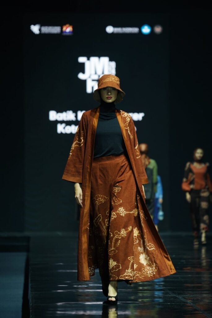Batik Kontemporer Kota Mojokerto Menjadi Bagian JMFW 2024