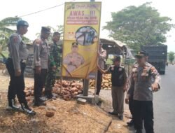 Cegah Laka Lantas, Polsek Dlanggu Bersama Tiga Pilar Pasang Himbauan di Jalur Blackspot