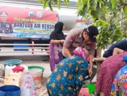 Polres Lamongan Kembali Droping Air Bersih Untuk Warga di 4 Kecamatan 