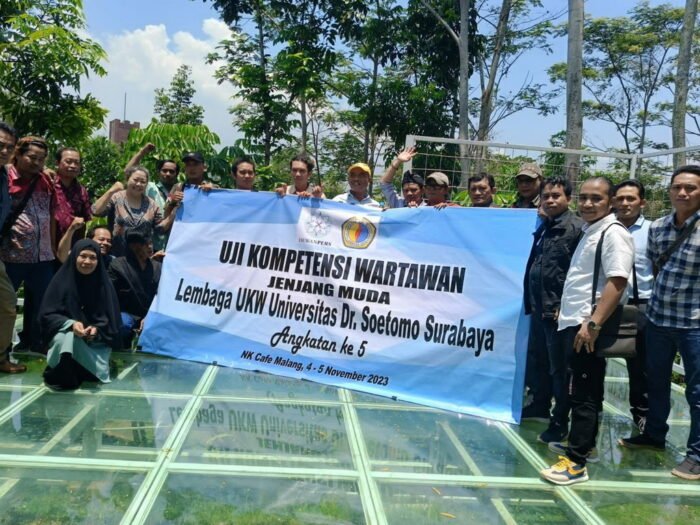 Unitomo Sukses Gelar UKW Angkatan Ke-5 Di NK Cafe, 13 Wartawan Dinyatakan Kompeten