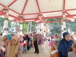 Upaya Pengentasan Stunting, Babinsa Dampingi Penyaluran Bantuan Bagi KRS